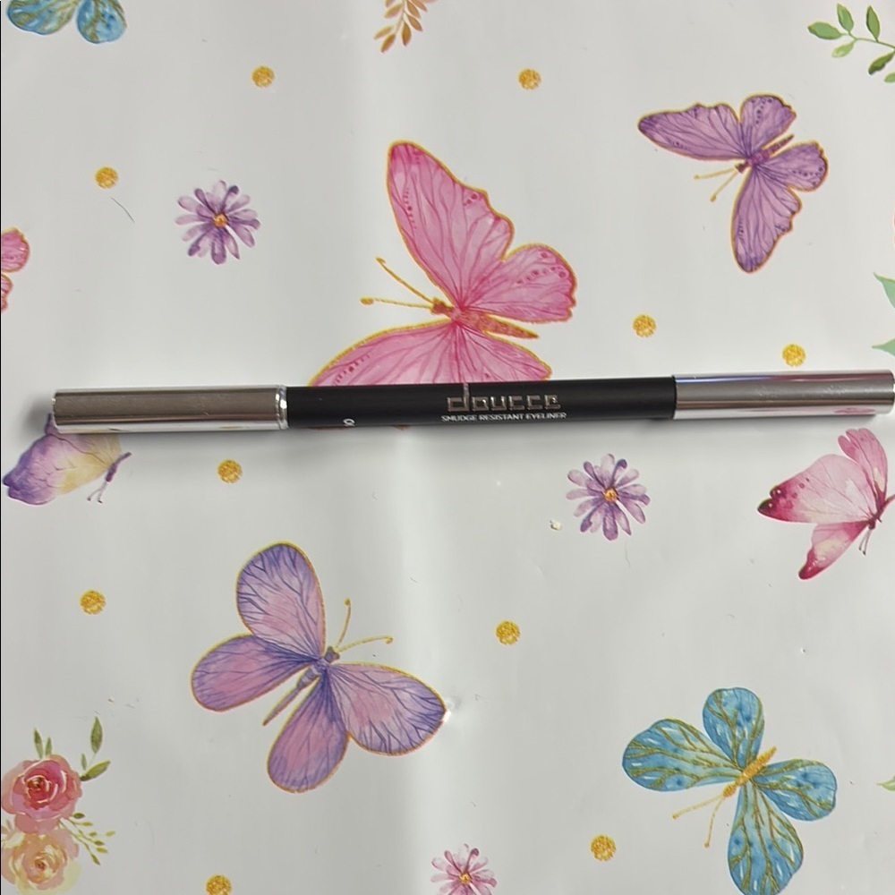 Doucce On the Go Palette and Black Smudge Resistant Eyeliner - Picture 5 of 6